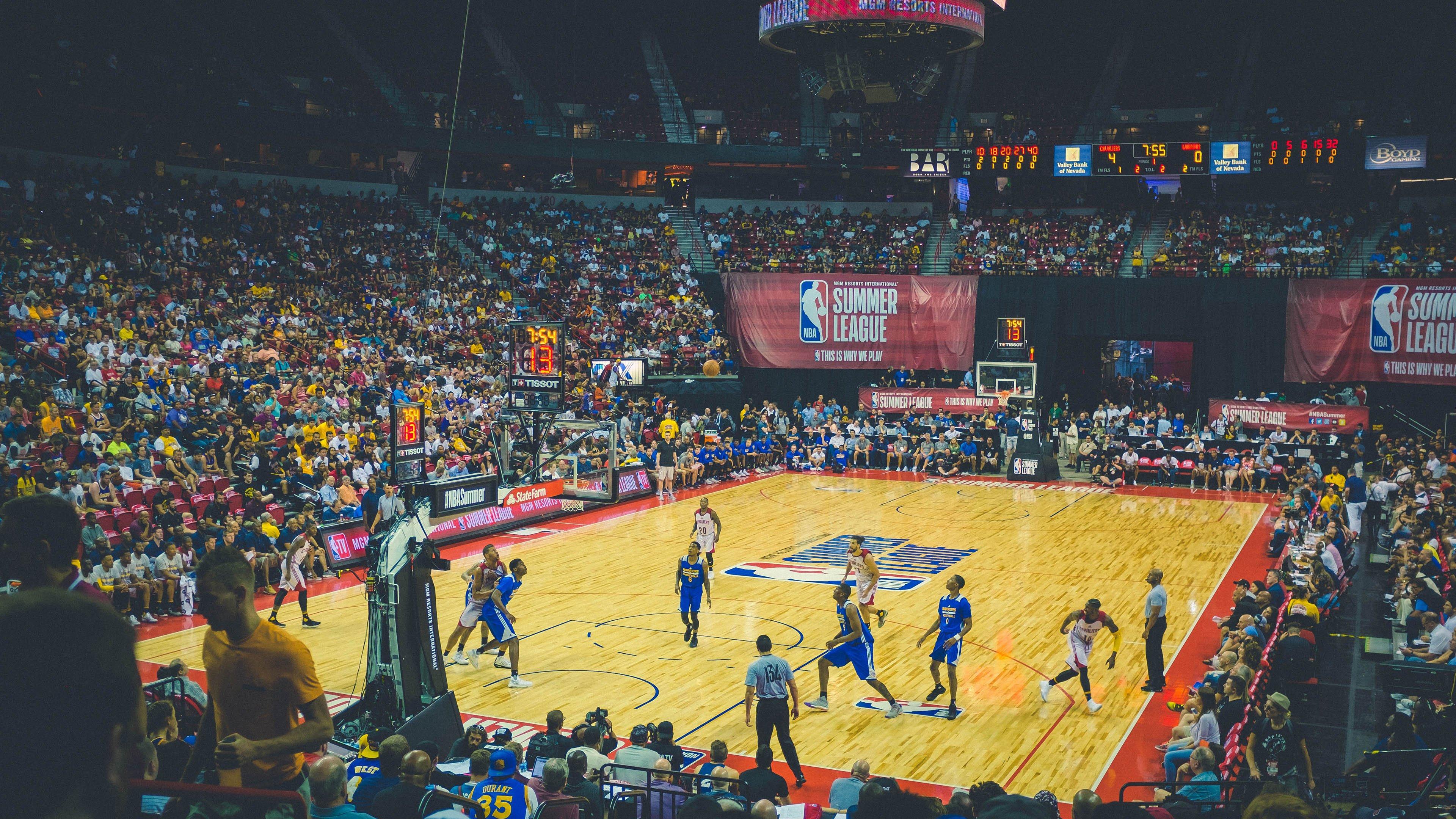 伤病潮席卷湖人，拉拉维亚成唯一铁人，紫金军团坚韧前行